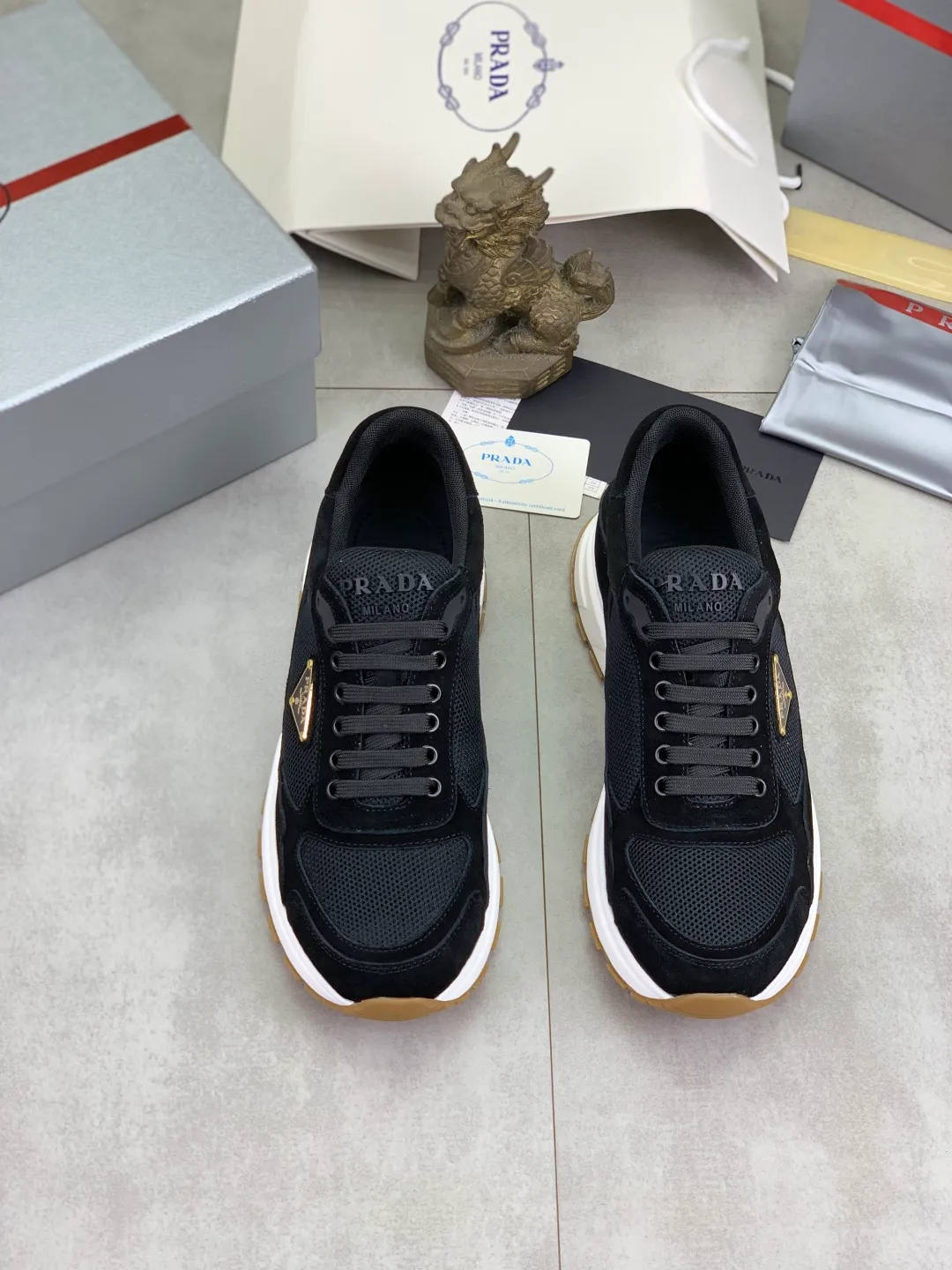 Men's shoes 💰P560💰[New style] popular models are on the official website, 🆘 Trendy brand (Prada) mainly promotes popular models, avant-garde and versatile fashion men's shoes private version mold opening, cowhide surface splicing 1:1.. Fashionable and simple, original imported cowhide lining cowhide feet; the atmosphere and personality are more fashionable, eye-catching and pursuing class. It will subvert the old idea and be a must-have for fashionistas with you! Must keep it for yourself! Tall and comfortable, large and low, high-end quality workmanship. Number of yards: 38-45 4️⃣optional.